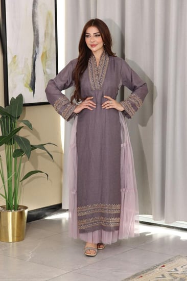 جلابية لينن ببطانة تل وحبال جانبية بتطريز برونزي أنيق