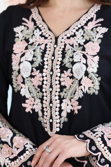 جلابية كريب بتطريز شك و كمبيوتر في الاكمام والصدر