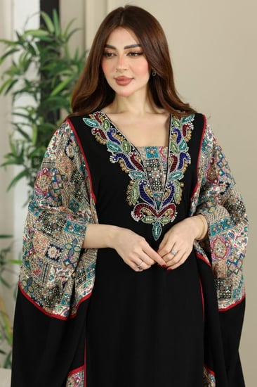 جلابية لينن فراشة بتطريز شك يدوي في الصدر ممزوجة بقماش مشجر