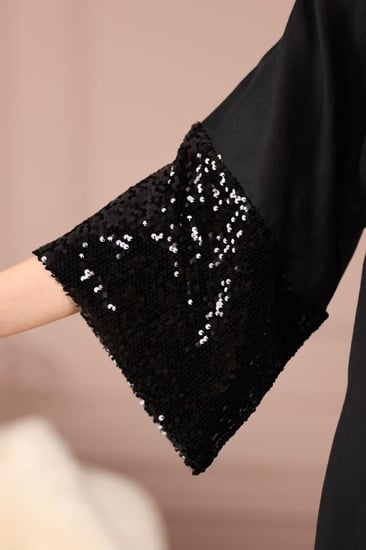 جلابية لينن ممزوجة بالترتر اللماع في الصدر والاكمام