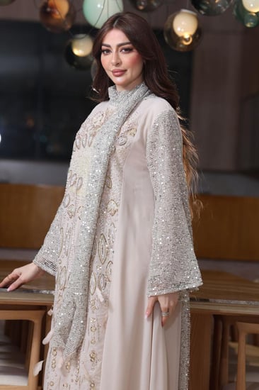 جلابية شيفون مطرزة بإضافة الريش مع اكمام ووشاحين من الترتر المخرم