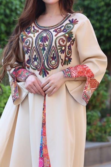 جلابية بخامة باربي وتطريز ثقيل في الصدر واطراف اكمام مشجرة وكسرة مشجرة رائعة