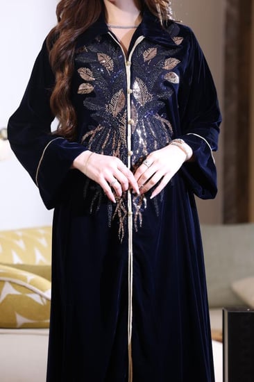 جلابية مخمل بكلفة مطرزة في الصدر ورقبة قلاب