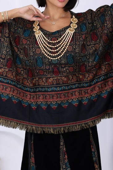 جلابية مخمل متصلة بالقماش الكشميري وحزام بإضافة عقد من اللول