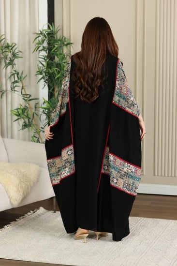 جلابية لينن فراشة بتطريز شك يدوي في الصدر ممزوجة بقماش مشجر