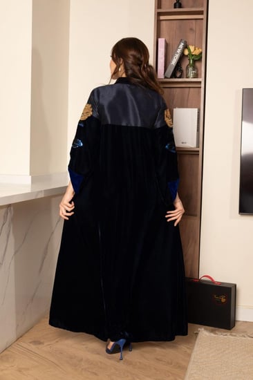 جلابية مخمل ممزوجة بخامة التفتة في الصدر وتطريز من الامام