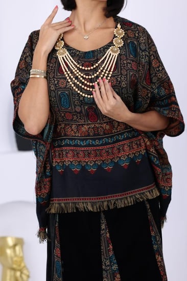 جلابية مخمل متصلة بالقماش الكشميري وحزام بإضافة عقد من اللول