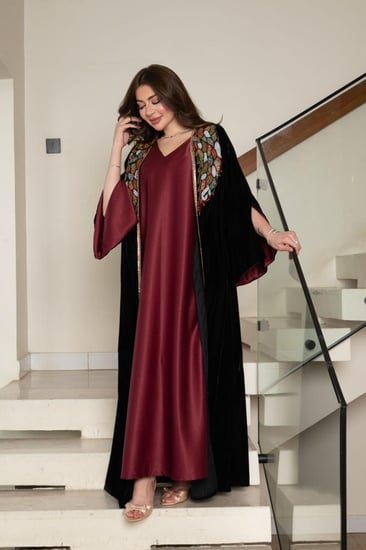 جلابية مخمل قطعتين بتطريز شك في الصدر وبطانة ساتان