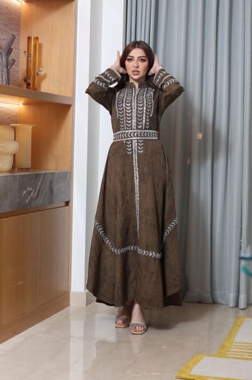 جلابية قطن مخلوط بكلفة مطرزة وحزام خارجي