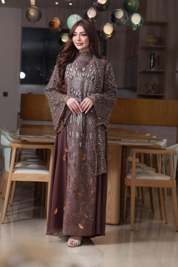 جلابية شيفون مطرزة بإضافة الريش مع اكمام ووشاحين من الترتر المخرم