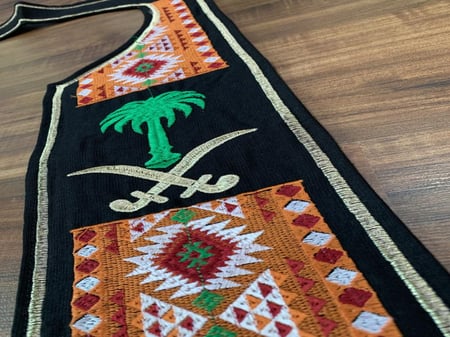 وشاح بخامة الكتان - بتطريز كمبيوتر سيفين ونخلة