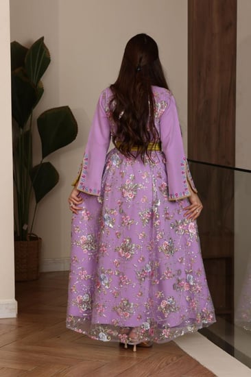 جلابية بخامة باربي وتطريز شك يدوي في الصدر والاكمام ممزوجة التل المطرز