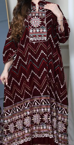 جلابية مخمل بتطريز تراثي أنيق