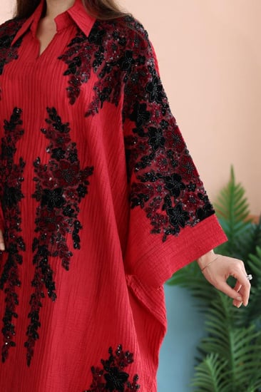 جلابية بخامة كريب مجعد برقبة قلاب ممزوجة بكلفة مخمل مطرزة