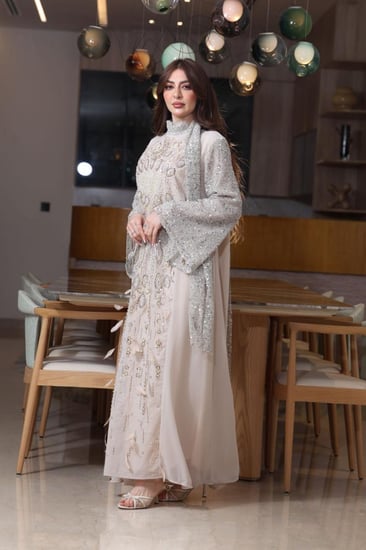 جلابية شيفون مطرزة بإضافة الريش مع اكمام ووشاحين من الترتر المخرم