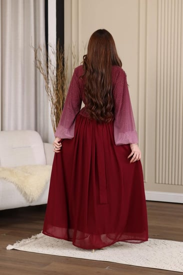 جلابية شيفون ممزوجة بفصوص وكلفة مطرزة في الصدر