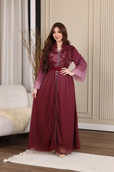 جلابية شيفون ممزوجة بفصوص وكلفة مطرزة في الصدر