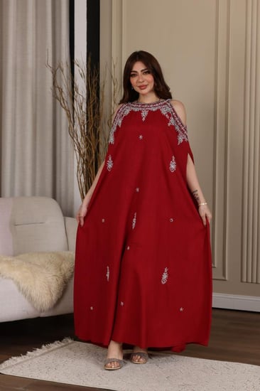 جلابية استقبال ليين مطرزة بفتحة في الاكتاف