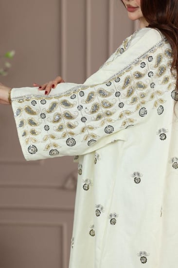 جلابية لينن كويتية بتطريز شك راقي على كامل الجلابية