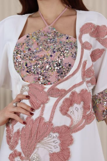 جلابية باربي ممزوجة بالترتر في الصدر وبأكمام قصيرة