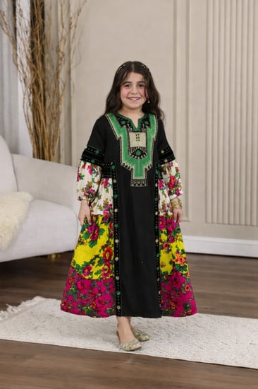 جلابية كريب بناتية بتطريز عسيري وتداخل الكلفة الجنوبية والقماش الشالكي