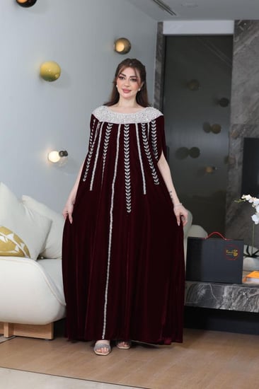 جلابية مخمل فراشة بتطريز كرستالات في الرقبة