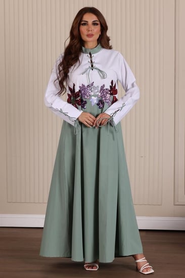 جلابية أنيقة جداً بتطريز ترتر في الوسط وحبال في الرقبة والاكمام