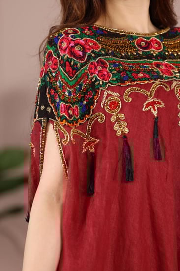 جلابية لينن خيش بتدخيله خامة الشالكي وتطريز أنيق