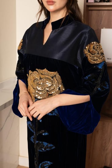 جلابية مخمل ممزوجة بخامة التفتة في الصدر وتطريز من الامام