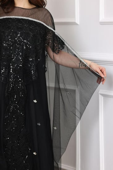 فستان تل بكلفة مطرزة