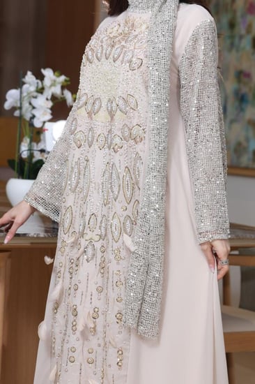 جلابية شيفون مطرزة بإضافة الريش مع اكمام ووشاحين من الترتر المخرم