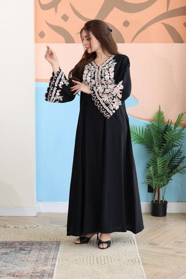 جلابية كريب بتطريز شك و كمبيوتر في الاكمام والصدر