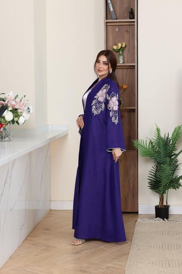 جلابية لينن قطعتين بتطريز شك يدوي وكرستالات وبطانة كسرات