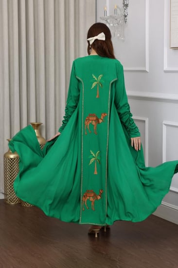 جلابية قطعتين بتطريز نخلة و جمل في الظهر