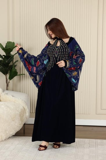 جلابية مخمل بتطريز شك في الصدر وأكمام شيفون مورد وحزام داخلي مخفي