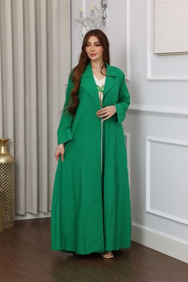 جلابية قطعتين خضراء بكسرات في الخلف وتطريز نخلة وجمل