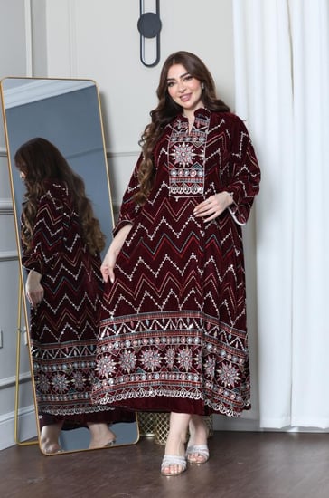 جلابية مخمل بتطريز تراثي أنيق