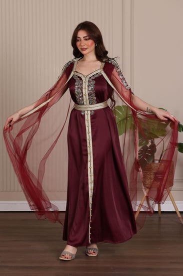 قفطان مغربي قطعتين من الساتان والتل المطرز بالكرستال