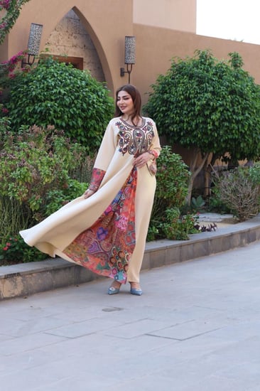 جلابية بخامة باربي وتطريز ثقيل في الصدر واطراف اكمام مشجرة وكسرة مشجرة رائعة