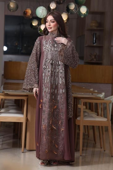 جلابية شيفون مطرزة بإضافة الريش مع اكمام ووشاحين من الترتر المخرم