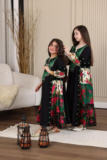 جلابية كريب بناتية بتطريز عسيري وتداخل الكلفة الجنوبية والقماش الشالكي