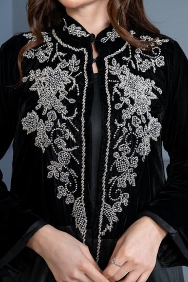 جلابية مخمل مفتوحة بتطريز في الصدر - موديل عباية