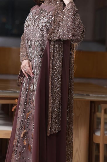 جلابية شيفون مطرزة بإضافة الريش مع اكمام ووشاحين من الترتر المخرم