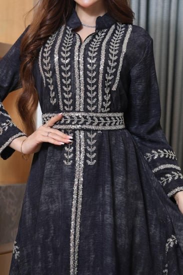 جلابية قطن مخلوط بكلفة مطرزة وحزام خارجي