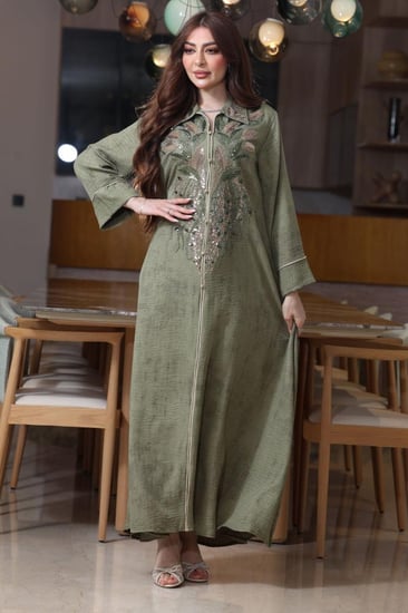 جلابية بكلفة مطرزة في الصدر ورقبة قلاب