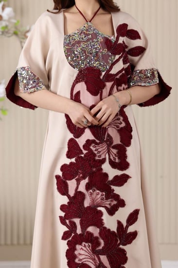 جلابية باربي ممزوجة بالترتر في الصدر وبأكمام قصيرة