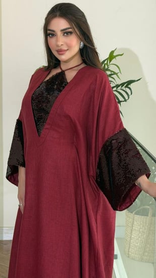 جلابية لينن ممزوجة بالترتر اللماع في الصدر والاكمام بحزام داخلي مخفي