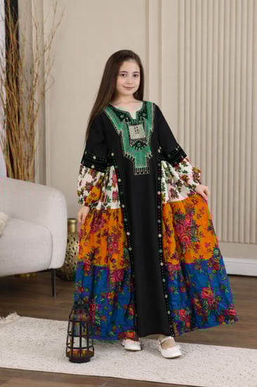 جلابية كريب بناتية بتطريز عسيري وتداخل الكلفة الجنوبية والقماش الشالكي