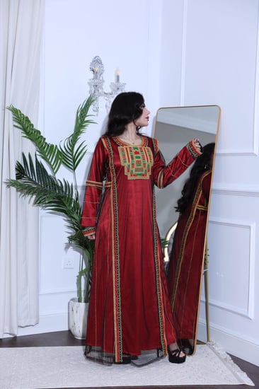 جلابية قطعتين من التل و الساتان بعراقة الماضي السعودي