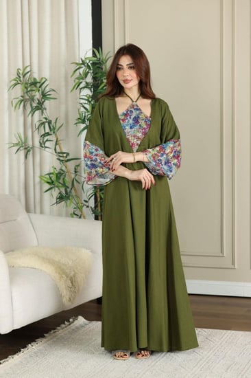 جلابية لينن ممزوجة بالترتر في الصدر و الاكمام